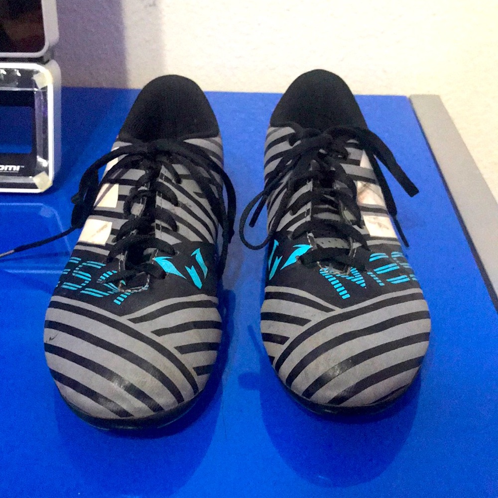 Soccer shoes